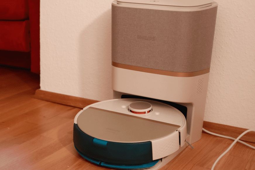 Philips HomeRun steht an der automatischen Absaugstation.